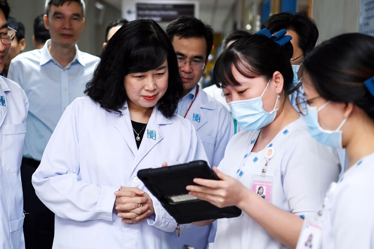 Bộ trưởng Bộ Y tế chúc tết người bệnh, y bác sĩ Bệnh viện Đại học Y Dược TPHCM- Ảnh 2. Bộ trưởng Bộ Y tế chúc tết người bệnh, y bác sĩ Bệnh viện Đại học Y Dược TPHCM- Ảnh 2.