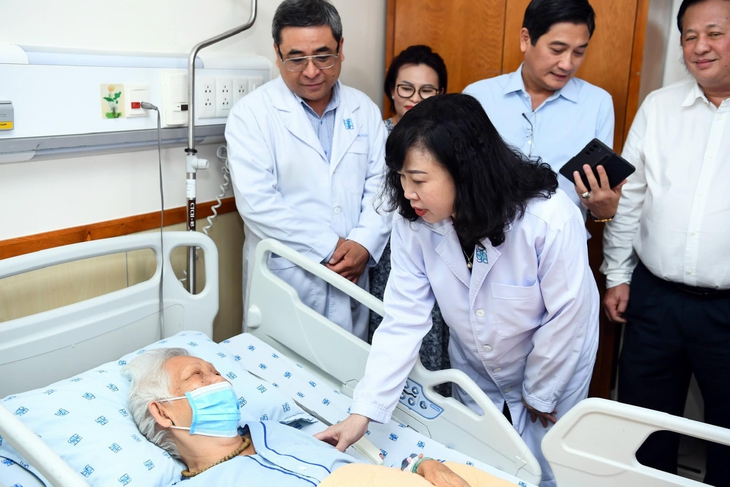 Bộ trưởng Bộ Y tế chúc tết người bệnh, y bác sĩ Bệnh viện Đại học Y Dược TPHCM- Ảnh 3. Bộ trưởng Bộ Y tế chúc tết người bệnh, y bác sĩ Bệnh viện Đại học Y Dược TPHCM- Ảnh 3.