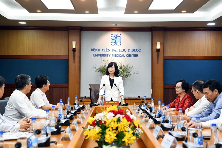 Bộ trưởng Bộ Y tế chúc tết người bệnh, y bác sĩ Bệnh viện Đại học Y Dược TPHCM- Ảnh 1. Bộ trưởng Bộ Y tế chúc tết người bệnh, y bác sĩ Bệnh viện Đại học Y Dược TPHCM- Ảnh 1.