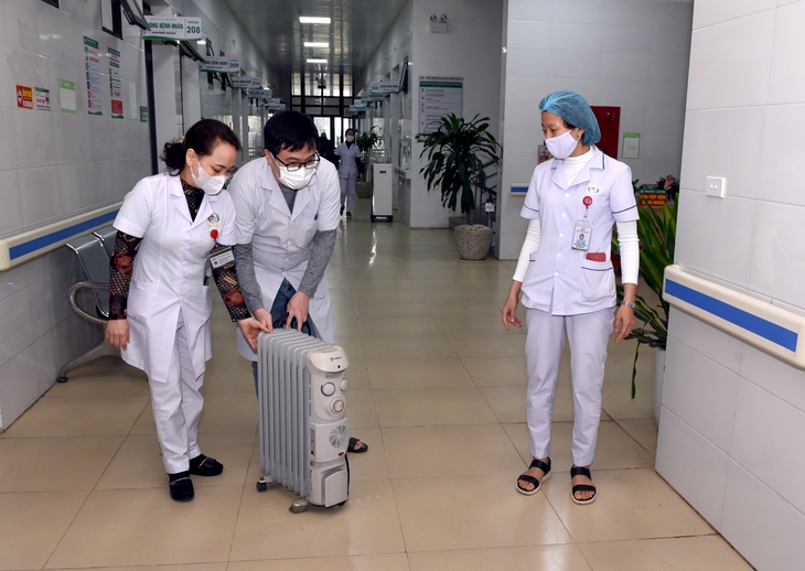 Bệnh viện bổ sung điều hòa 2 chiều, máy sưởi chống rét cho người bệnh- Ảnh 2.