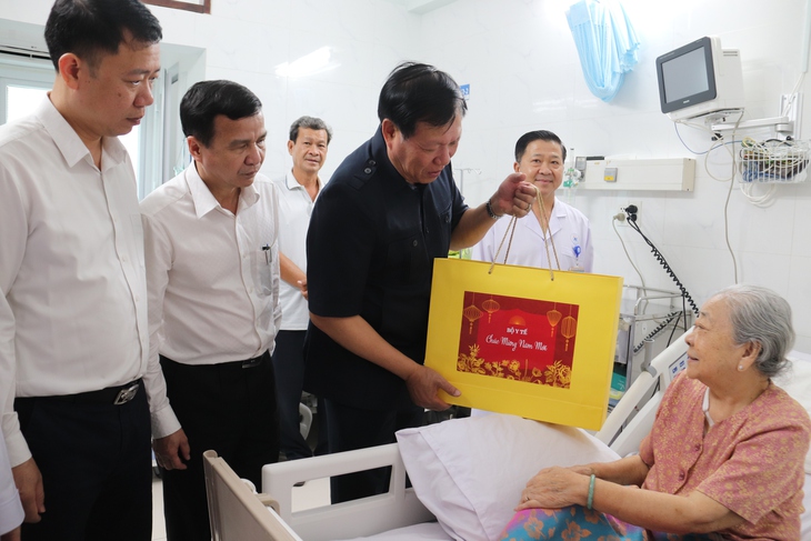 Lãnh đạo Bộ Y tế thăm, chúc Tết bệnh nhân và y bác sĩ bệnh viện tại TPHCM- Ảnh 4. Lãnh đạo Bộ Y tế thăm, chúc Tết bệnh nhân và y bác sĩ bệnh viện tại TPHCM- Ảnh 4.