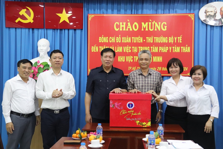 Lãnh đạo Bộ Y tế thăm, chúc Tết bệnh nhân và y bác sĩ bệnh viện tại TPHCM- Ảnh 6. Lãnh đạo Bộ Y tế thăm, chúc Tết bệnh nhân và y bác sĩ bệnh viện tại TPHCM- Ảnh 6.