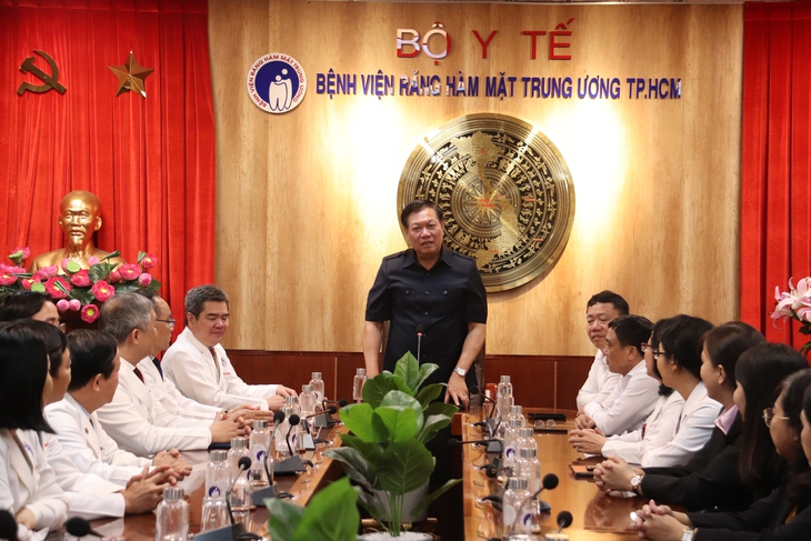 Lãnh đạo Bộ Y tế thăm, chúc Tết bệnh nhân và y bác sĩ bệnh viện tại TPHCM- Ảnh 3. Lãnh đạo Bộ Y tế thăm, chúc Tết bệnh nhân và y bác sĩ bệnh viện tại TPHCM- Ảnh 3.