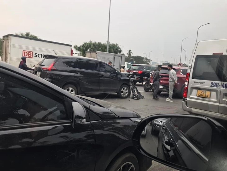 Video tai nạn giao thông liên hoàn 6 phương tiện tại Hà Nội- Ảnh 6. Video tai nạn giao thông liên hoàn 6 phương tiện tại Hà Nội- Ảnh 6.