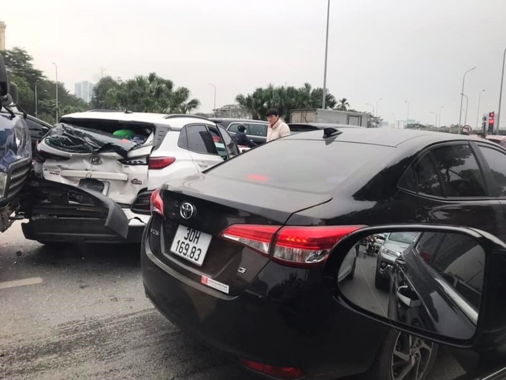 Video tai nạn giao thông liên hoàn 6 phương tiện tại Hà Nội- Ảnh 3. Video tai nạn giao thông liên hoàn 6 phương tiện tại Hà Nội- Ảnh 3.