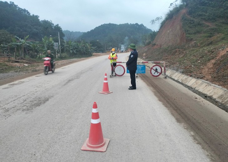 Sạt lở gây chia cắt đường lên Cửa khẩu quốc tế Cầu Treo- Ảnh 2.