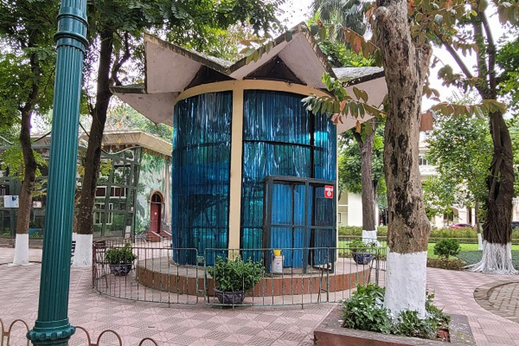 Phủ bạt, đốt lửa, dùng máy sưởi, … giữ ấm cho voi, hổ, hà mã- Ảnh 1.