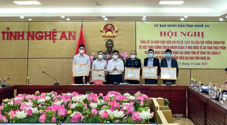 UBND tỉnh Nghệ An tặng thưởng Bằng khen về thành tích xuất sắc trong việc thực hiện Chỉ thị 13/CT-TTg ngày 09/5/2016 của Thủ tướng Chính phủ “Tăng cường trách nhiệm quản lý nhà nước về ATTP” giai đoạn 2016-2021 trên địa bàn tỉnh Nghệ An