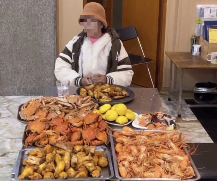 Khách nữ đút 10 kg hải sản vào balo mang về phải bồi thường 6,1 triệu đồng- Ảnh 1. Khách nữ đút 10 kg hải sản vào balo mang về phải bồi thường 6,1 triệu đồng- Ảnh 1.