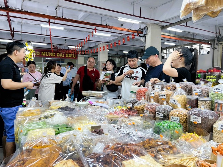 Chợ sỉ bánh, mứt Tết lớn nhất TP.HCM: Khách nhộn nhịp, tiểu thương vẫn buồn rầu- Ảnh 1.