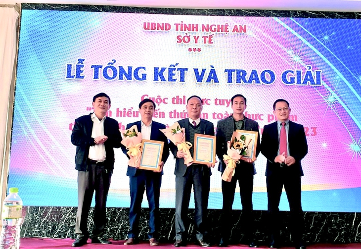 Ban tổ chức cuộc thi trực tuyến “Tìm hiểu kiến thức an toàn thực phẩm thuộc lĩnh vực ngành Y tế quản lý” trao giải cho các tập thể