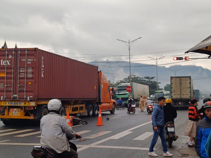 Hai vợ chồng thương vong sau va chạm với xe đầu kéo- Ảnh 1.