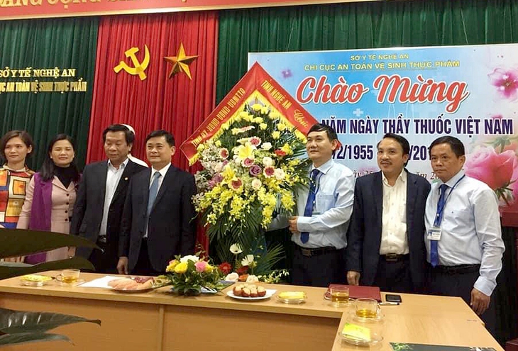 Đồng chí Thái Thanh Quý - Uỷ viên BCH Trung ương Đảng, Bí thư Tỉnh ủy Nghệ An tặng hoa Chúc mừng Chi cục nhân ngày Thầy thuốc Việt Nam 27/2.