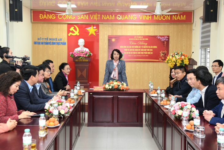 Thứ trưởng Bộ Y tế Nguyễn Thị Liên Hương thăm, tặng quà Tết tại Nghệ An- Ảnh 1. Thứ trưởng Bộ Y tế Nguyễn Thị Liên Hương thăm, tặng quà Tết tại Nghệ An- Ảnh 1.