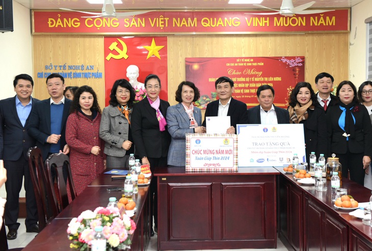 Thứ trưởng Bộ Y tế Nguyễn Thị Liên Hương thăm, tặng quà Tết tại Nghệ An- Ảnh 2. Thứ trưởng Bộ Y tế Nguyễn Thị Liên Hương thăm, tặng quà Tết tại Nghệ An- Ảnh 2.