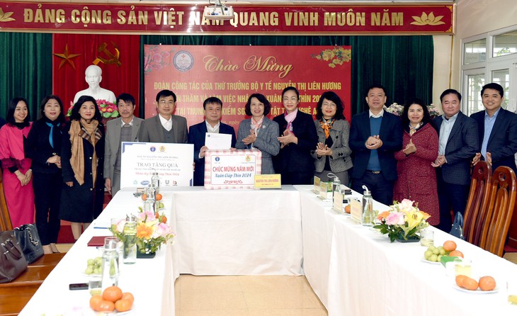 Thứ trưởng Bộ Y tế Nguyễn Thị Liên Hương thăm, tặng quà Tết tại Nghệ An- Ảnh 3. Thứ trưởng Bộ Y tế Nguyễn Thị Liên Hương thăm, tặng quà Tết tại Nghệ An- Ảnh 3.
