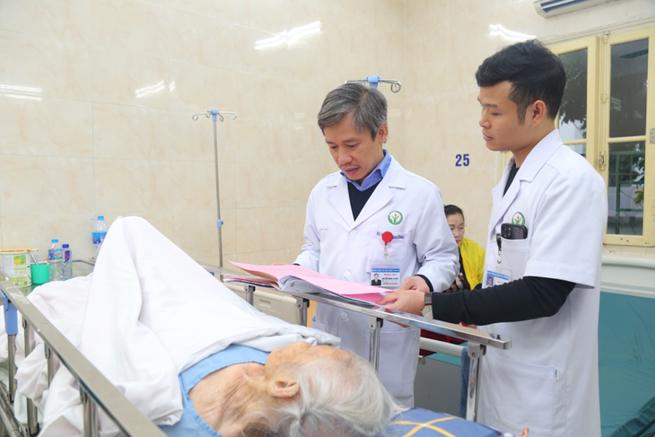 Thay khớp thành công cho cụ bà 'trăm linh năm' tuổi bị gãy xương đùi- Ảnh 1.