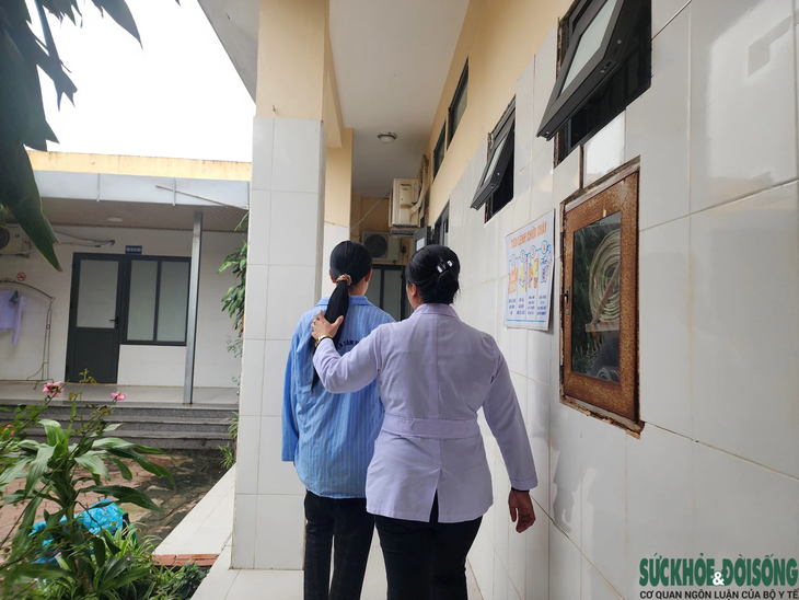 Giam mình trong phòng kín, chơi điện thoại suốt ngày, phụ huynh ngã ngửa khi bác sĩ chẩn đoán con bị trầm cảm học đường- Ảnh 1.