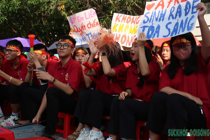 Giam mình trong phòng kín, chơi điện thoại suốt ngày, phụ huynh ngã ngửa khi bác sĩ chẩn đoán con bị trầm cảm học đường- Ảnh 3.