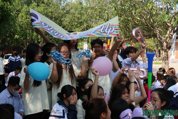 Giam mình trong phòng kín, chơi điện thoại suốt ngày, phụ huynh ngã ngửa khi bác sĩ chẩn đoán con bị trầm cảm học đường- Ảnh 4.