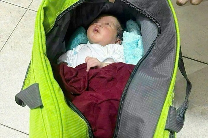Tìm thân nhân bé trai sơ sinh bị bỏ rơi trên bãi cỏ- Ảnh 1.