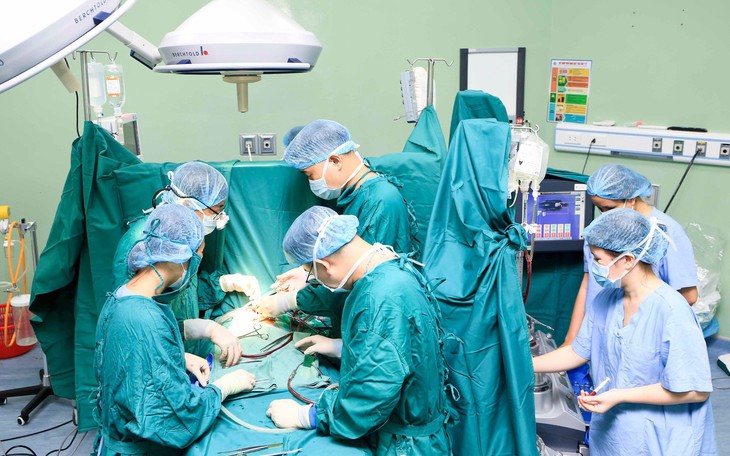 Người phụ nữ Lào xúc động cảm ơn bác sĩ Việt Nam khi con được ‘vá tim’