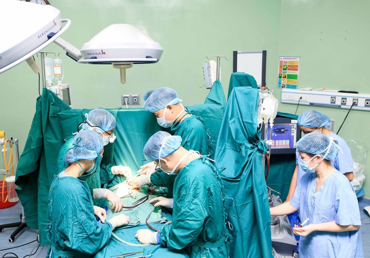 Người phụ nữ Lào xúc động cảm ơn bác sĩ Việt Nam khi con được ‘vá tim’- Ảnh 1. Người phụ nữ Lào xúc động cảm ơn bác sĩ Việt Nam khi con được ‘vá tim’- Ảnh 1.