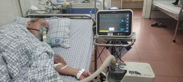 Tự chữa cúm A tại nhà khiến phổi đông đặc, suy hô hấp phải nhập viện cấp cứu- Ảnh 2.