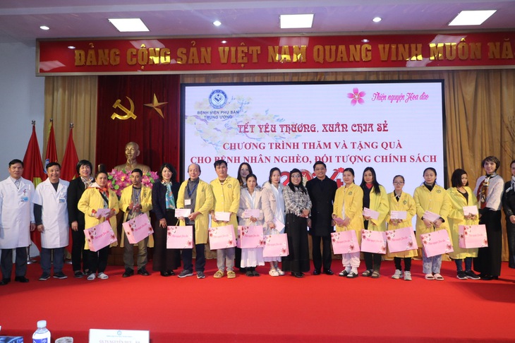 Trao yêu thương đến người bệnh có hoàn cảnh khó khăn, gia đình chính sách dịp Tết Giáp Thìn
- Ảnh 1. Trao yêu thương đến người bệnh có hoàn cảnh khó khăn, gia đình chính sách dịp Tết Giáp Thìn
- Ảnh 1.