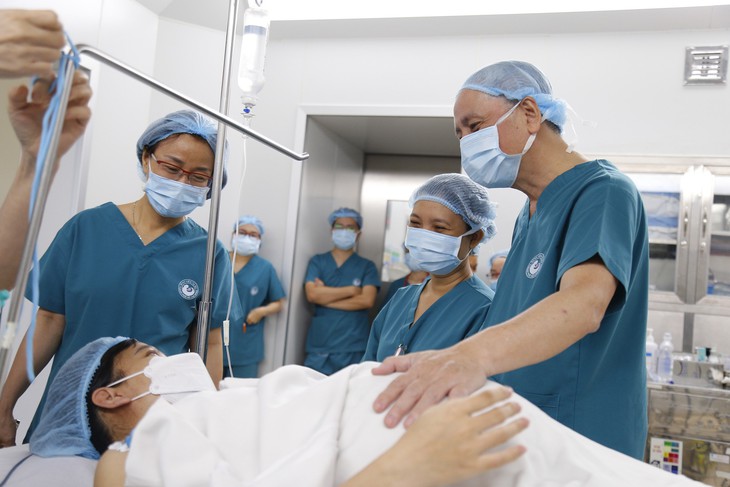 Em bé đầu tiên ở Việt Nam được thông van tim từ trong bào thai chào đời khỏe mạnh- Ảnh 1.