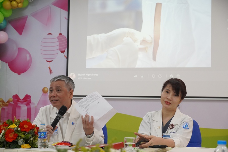 Em bé đầu tiên ở Việt Nam được thông van tim từ trong bào thai chào đời khỏe mạnh- Ảnh 4.