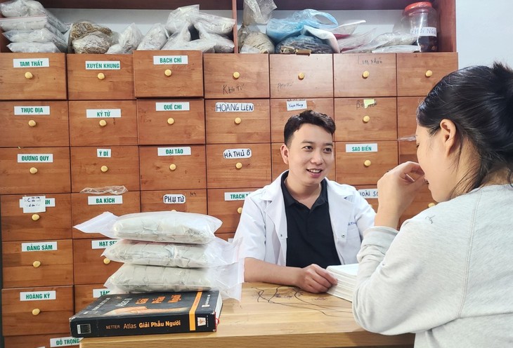 Nam lương y trẻ tuổi kế thừa phương thuốc chữa bệnh sùi mào gà- Ảnh 1. Nam lương y trẻ tuổi kế thừa phương thuốc chữa bệnh sùi mào gà- Ảnh 1.