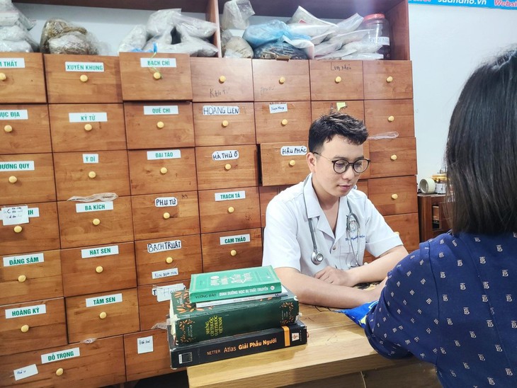 Nam lương y trẻ tuổi kế thừa phương thuốc chữa bệnh sùi mào gà- Ảnh 2. Nam lương y trẻ tuổi kế thừa phương thuốc chữa bệnh sùi mào gà- Ảnh 2.