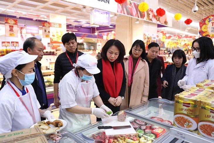 Hà Nội đã xử phạt 843 cơ sở với số tiền gần 5 tỷ đồng do vi phạm về ATTP dịp sát Tết- Ảnh 1.