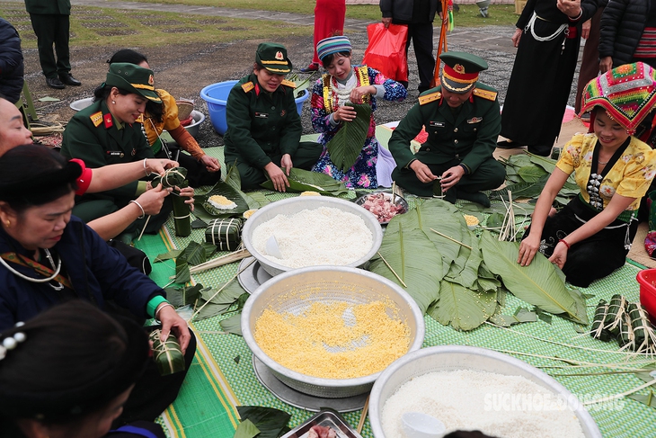 Đồng bào dân tộc cùng bộ đội Thủ đô gói bánh chưng tặng người nghèo- Ảnh 1. Đồng bào dân tộc cùng bộ đội Thủ đô gói bánh chưng tặng người nghèo- Ảnh 1.