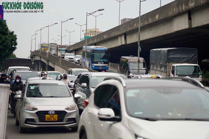 Nhiều tuyến đường Hà Nội ùn tắc cục bộ những ngày giáp Tết- Ảnh 4.