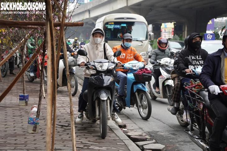 Nhiều tuyến đường Hà Nội ùn tắc cục bộ những ngày giáp Tết- Ảnh 8.