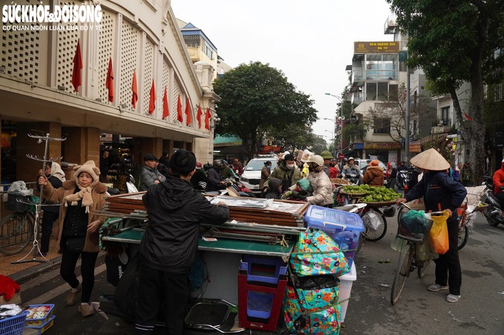 Nhiều tuyến đường Hà Nội ùn tắc cục bộ những ngày giáp Tết- Ảnh 11.