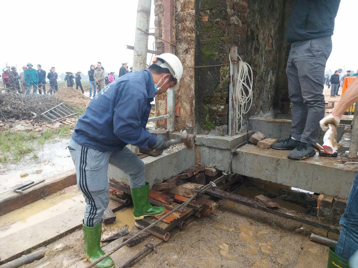 Cổng đền cổ hơn 200 năm tuổi được 'thần đèn' nâng cao 1,2m- Ảnh 2. Cổng đền cổ hơn 200 năm tuổi được 'thần đèn' nâng cao 1,2m- Ảnh 2.