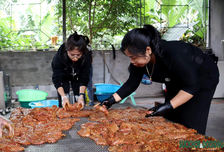 Người miền núi 'chạy nước rút' sản xuất đặc sản gác bếp phục vụ Tết- Ảnh 4.
