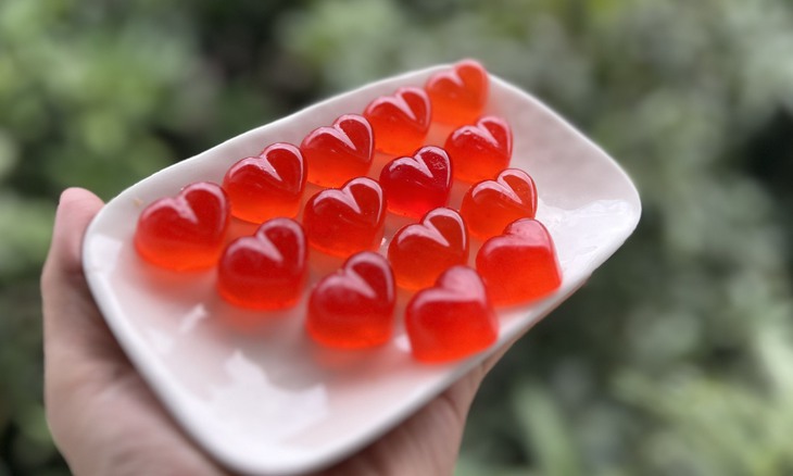 Mẹ 9x dạy cách làm kẹo chip chip ngon 'đúng điệu' từ hoa quả- Ảnh 4.