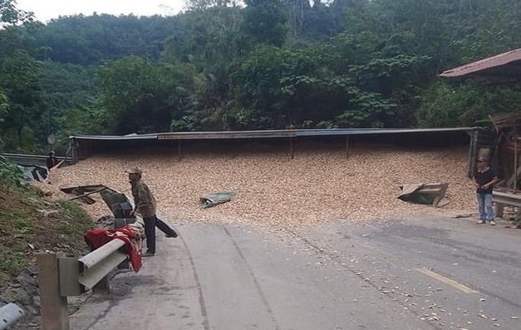 Xe đầu kéo đâm vào nhà dân, đường Hồ Chí Minh ách tắc nhiều giờ- Ảnh 1. Xe đầu kéo đâm vào nhà dân, đường Hồ Chí Minh ách tắc nhiều giờ- Ảnh 1.