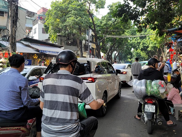 Hà Nội: Phố cà phê đường tàu - nơi nghiêm túc, nơi lộn xộn- Ảnh 1.