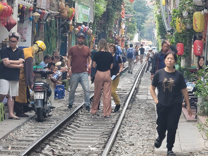 Hà Nội: Phố cà phê đường tàu - nơi nghiêm túc, nơi lộn xộn- Ảnh 5.