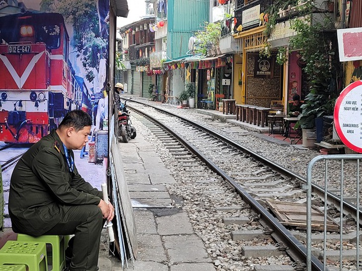 Hà Nội: Phố cà phê đường tàu - nơi nghiêm túc, nơi lộn xộn- Ảnh 3.