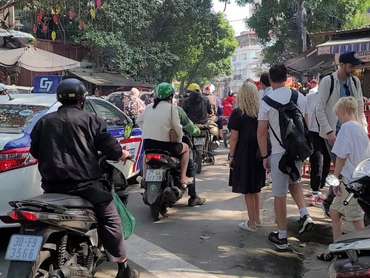 Hà Nội: Phố cà phê đường tàu - nơi nghiêm túc, nơi lộn xộn- Ảnh 2.