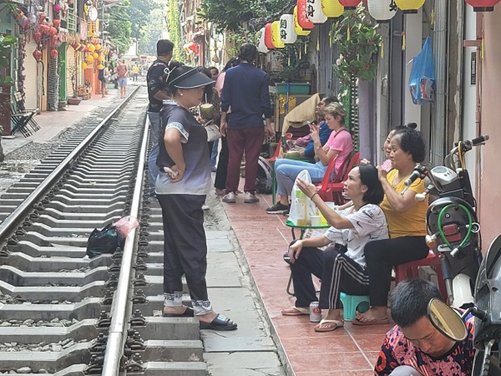 Hà Nội: Phố cà phê đường tàu - nơi nghiêm túc, nơi lộn xộn- Ảnh 6.