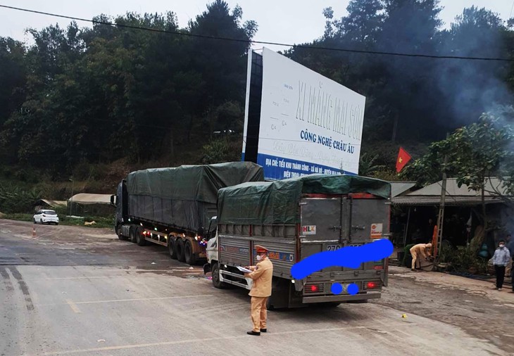 Va chạm với xe đầu kéo lúc rạng sáng, 1 người tử vong tại chỗ- Ảnh 2.