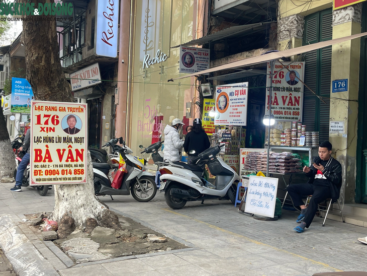 Hoa mắt với con phố nhiều ‘Bà Vân’ nhất Hà Nội- Ảnh 1.