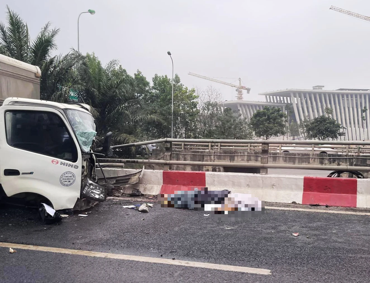 Xe tự tông vào dải phân cách, tài xế tử vong tại chỗ- Ảnh 2.